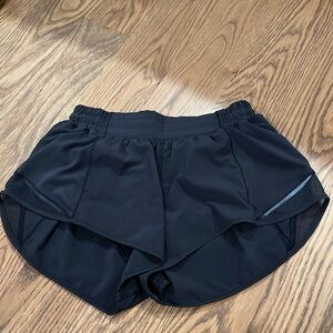 Lululemon Hotty Hot 2.5 low rise shorts size 6 black